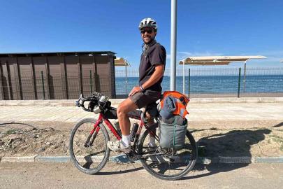 Bisiklet turunda 3 buçuk ayda 2 bin 500 kilometreyi pedallayan genç, Türkiye’nin en güneyine ulaştı