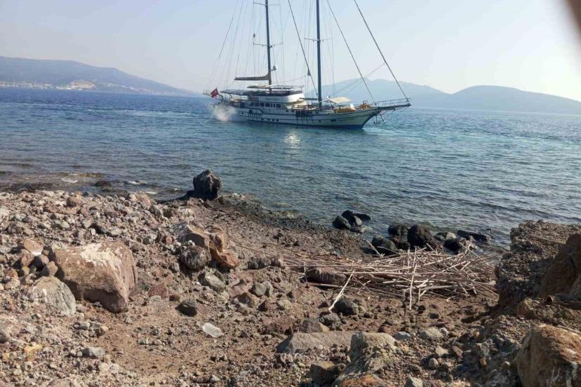 Bodrum’da yelkenli tekne karaya oturdu