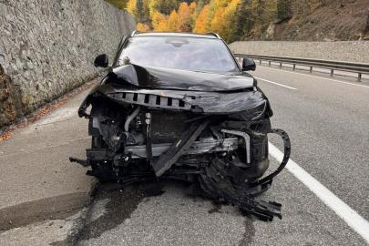 Bolu’da istinat duvarına çarpan araç, ağır hasar aldı