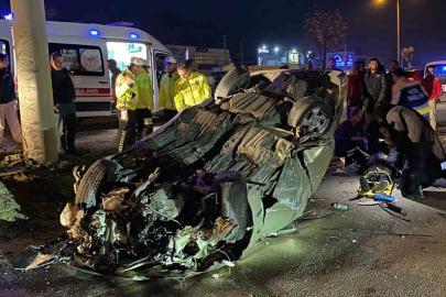 Bolu’da önce refüje ardından elektrik direğine çarpan otomobil tepetaklak oldu: 1 yaralı