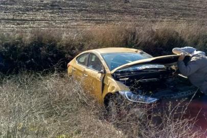 Bolu’da ticari taksi tarlaya uçtu