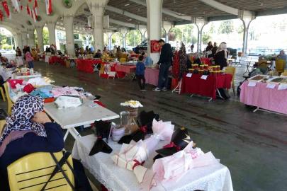 Bu çarşıda sadece kadınların el emekleri satılıyor