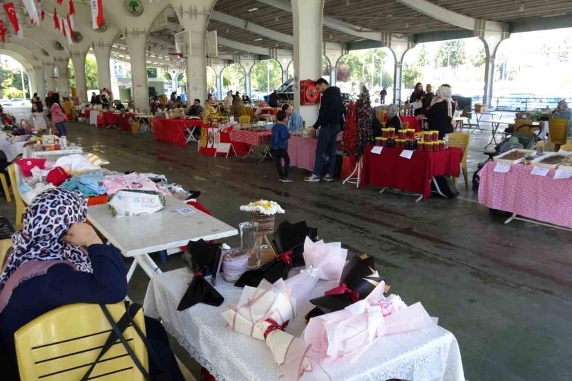 Bu çarşıda sadece kadınların el emekleri satılıyor