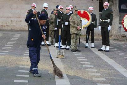 Buğdaylar ayak altında kalmasın diye zamanla yarışıp tören alanını temizledi: "Buğday nimettir, ekmektir"