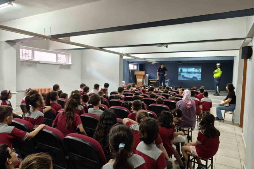 Buharkent’te Jandarma, minik öğrencilere görevlerini anlattı