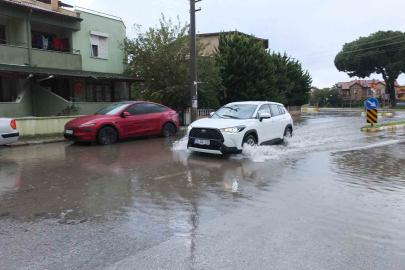 Burhaniye’de sağanak yağış sokakları göle çevirdi