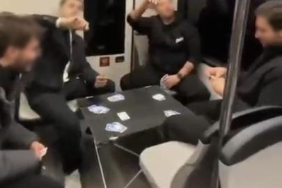 Bursa metrosunda şaşırtan görüntü: Gençler masa kurup oyun oynadı