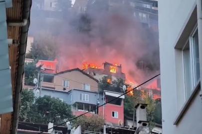 Bursa’da 2 katlı bina alevlere teslim oldu, o anlar havadan dronla görüntülendi