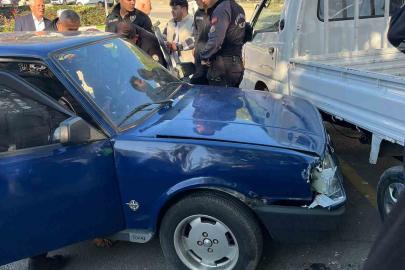 Bursa’da direksiyon hakimiyetini kaybeden sürücü kamyonete çarptı