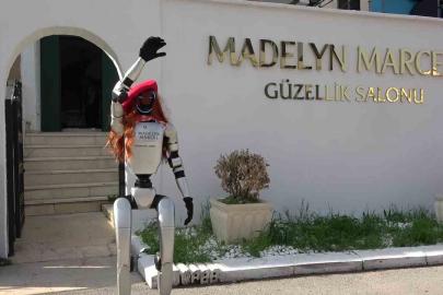 Bursa’da güzellik merkezine robot işçi mesaiye başladı