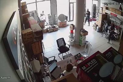 Bursa’da hissedilen deprem anı kameraya yansıdı