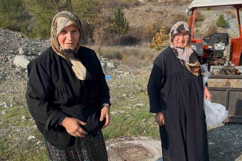 Bursa’da iki yaşlı kadın gençlere taş çıkartıyor