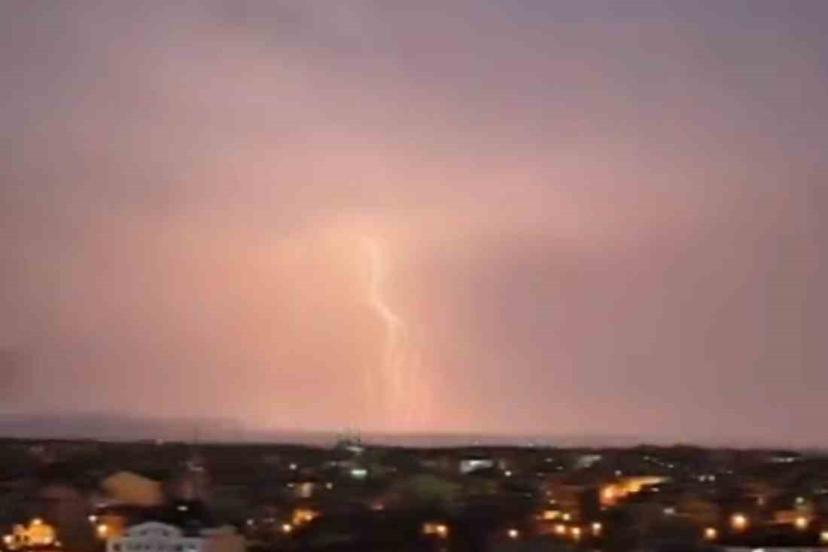 Bursa’da şimşekler geceyi gündüze çevirdi