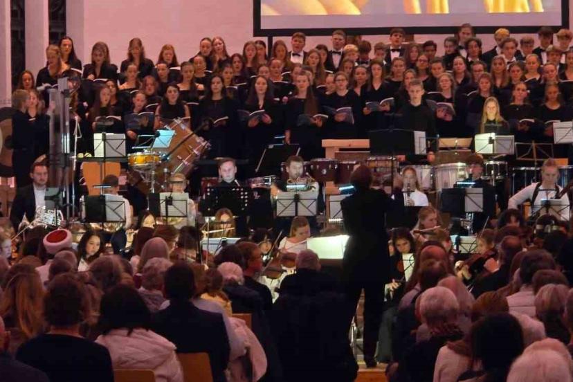 Bursalı öğrenciler, Almanya’da ayakta alkışlandı