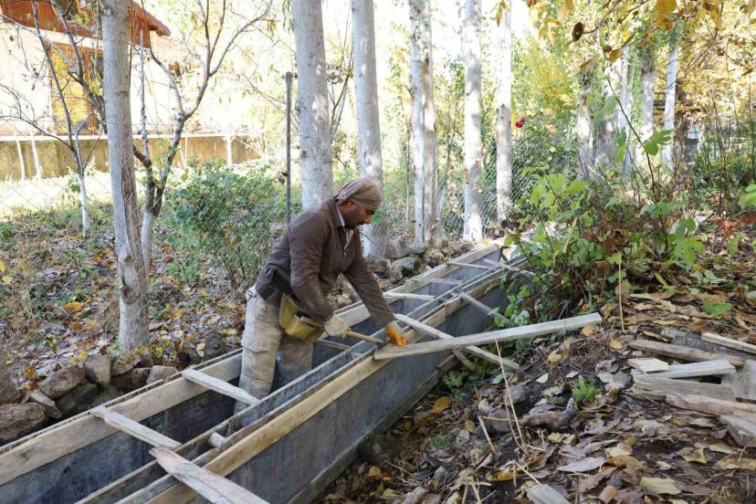 Büyükşehir Belediyesi Savur’da 600 metrelik sulama kanalını yeniliyor