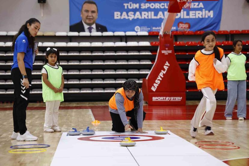 Büyükşehir kız çocuklarını floor curling sporu ile tanıştırdı