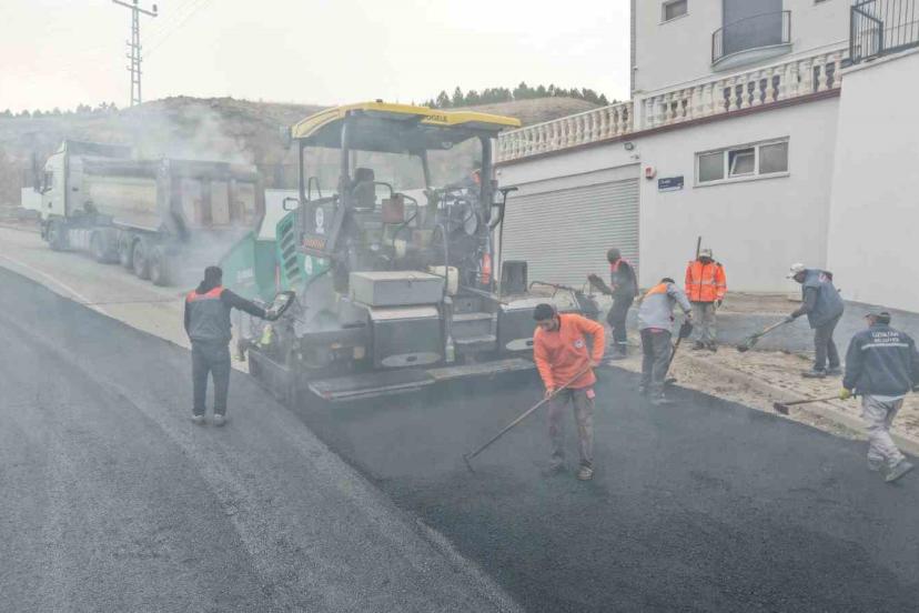 Büyükşehir’den Özvatan Küpeli Mahallesi’nde 5 bin 300 ton sıcak asfalt ile konforlu ulaşım