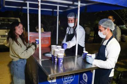 Büyükşehir’den soğuk sınav haftasında öğrencilere sıcak çorba ikramı