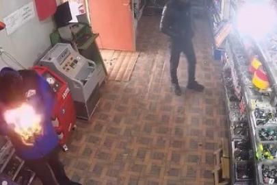 Çakmağı çakınca yüzü alevlerin arasında kaldı: o anlar kamerada