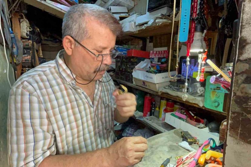 Çakmağını tamir ettiği doktorun kendine verdiği "Çakmak Doktoru" unvanıyla 40 yıldır ekmek parasını kazanıyor