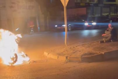 Çalışmayan motorunu yakıp, karşısına geçip izledi