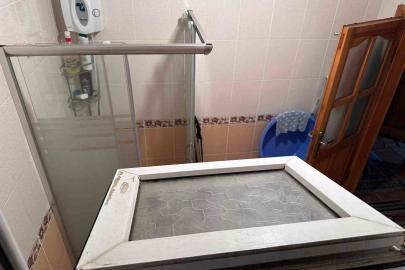 Camı kırıp eve girdi, yaşlı kadının ağzını bantlayıp altınları çaldı