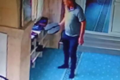 Camide ayakkabıları tek tek inceledi, beğendiğini çaldı