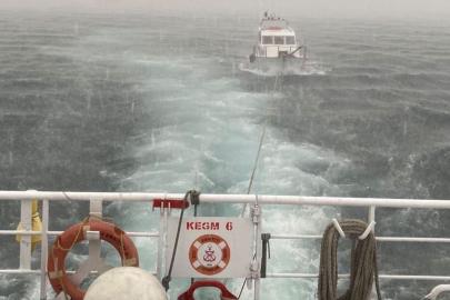 Çanakkale Boğazı’nda makine arızası yaparak sürüklenen tekne kurtarıldı