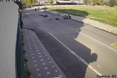 Çarpışan motosikletlerin sürücüleri yere savruldu: O anlar kamerada