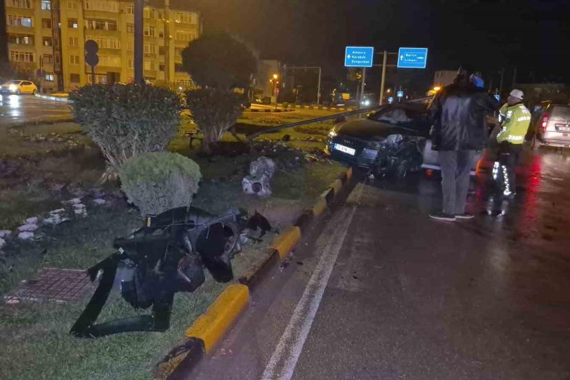 Çarptığı direk aracın üstüne devrildi, sürücü kaza yerinden kaçtı