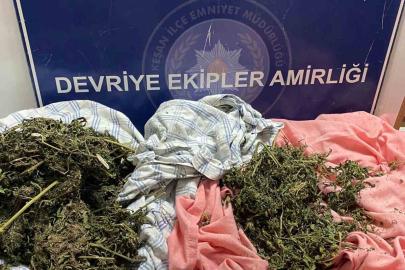 Çarşafa sarılmış uyuşturucu ve hassas terazi ele geçirildi