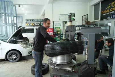 Çavuştepe’ye kar yağdı, sürücüler lastikçilere akın etti