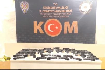 Çekicinin üzerindeki araçtan 480 adet tabanca ve ve 6 bin 812 adet silah parçası çıktı