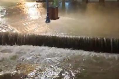 Çeşme’de etkili sağanak: Adeta denizle kara birleşti