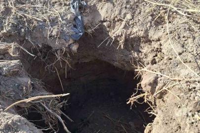 Çivril’de tarlada oluşan obruk korkuttu