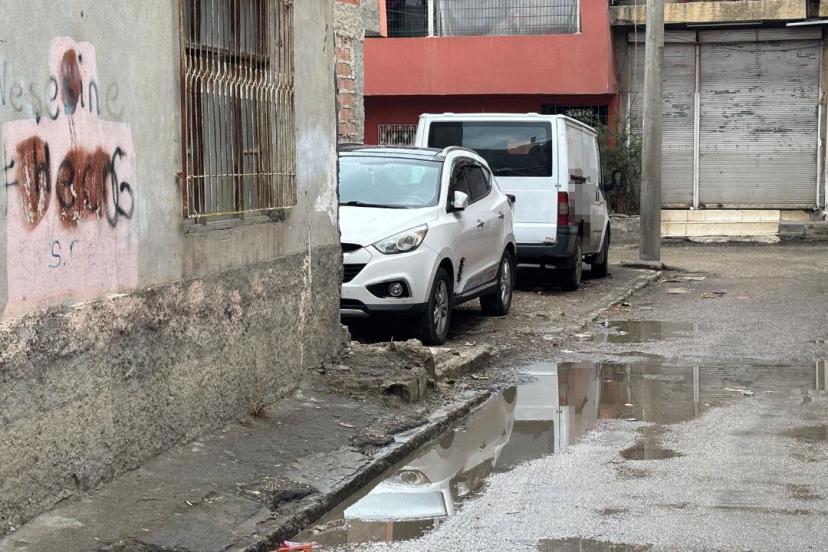 Çocuğun kafasını önce arabaya vurdu sonra çocuğu yere fırlattı