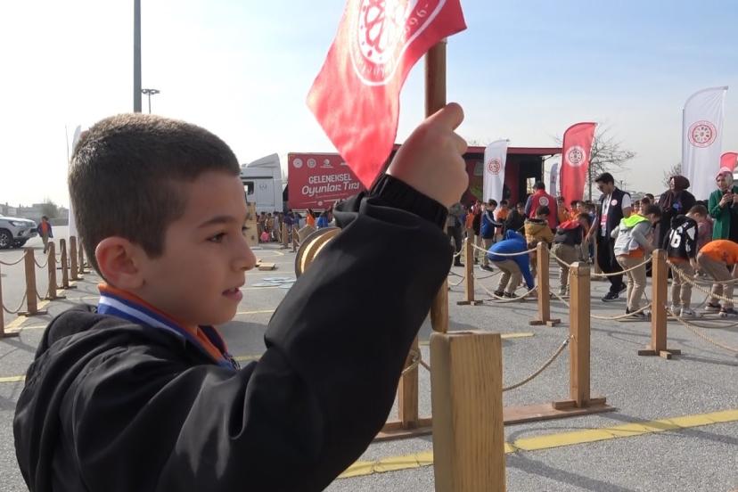 Çocuklar pili bitmeyen oyunlarla eğlendi