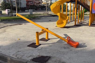 Çocukların oyun alanı tahrip edildi, zemin kaplamaları ateşe verildi