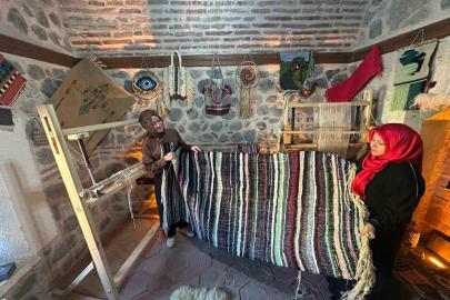 Çöpe gidecek malzemeler onun ellerinde geleneksel kilime dönüşüyor