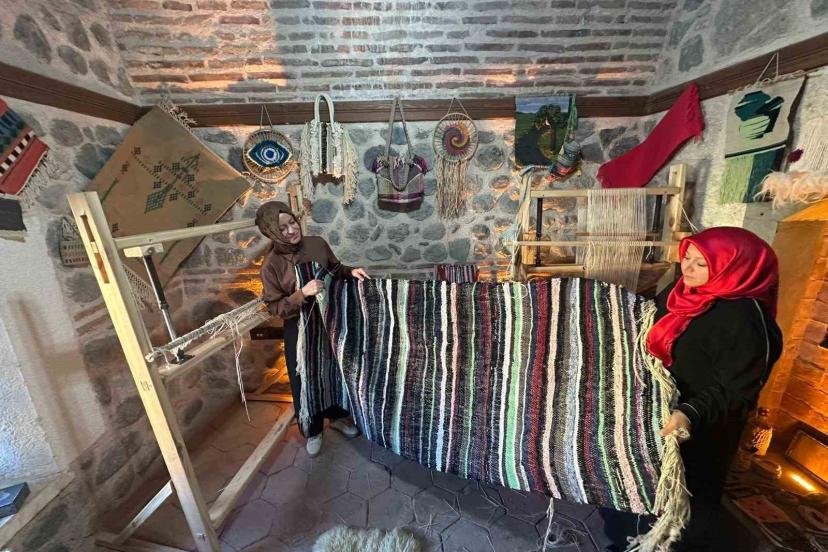 Çöpe gidecek malzemeler onun ellerinde geleneksel kilime dönüşüyor