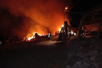 Çorum’da alevlere teslim olan ev, samanlık ve balyalar küle döndü
