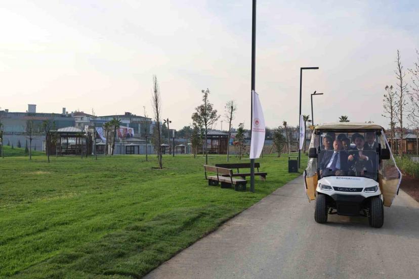 Cumhurbaşkanı Erdoğan, Atatürk Havalimanı Millet Bahçesi’nde esnafı ziyaret etti