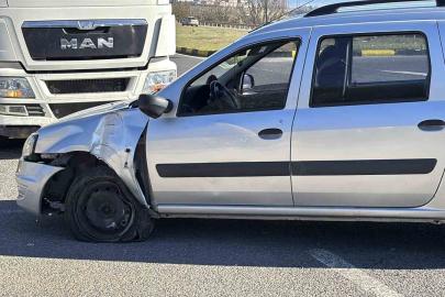 D-100’de tırın önüne kattığı araç hasar aldı