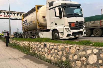 D-650’de park halindeki tıra çarpan otomobil hurdaya döndü: 1’i ağır 3 yaralı