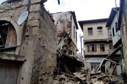 Daha önce yangında zarar gören eski bina yağışlı havada çöktü