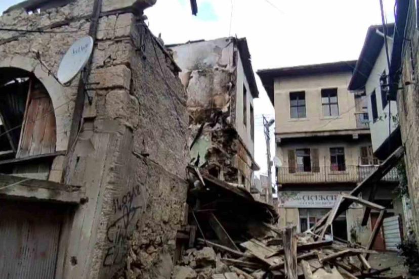 Daha önce yangında zarar gören eski bina yağışlı havada çöktü