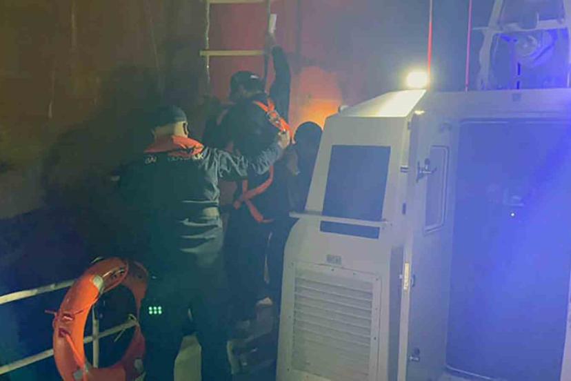 Dalaman açıklarında ticari gemide yaralanan vatandaşa Sahil Güvenlikten tıbbi tahliye