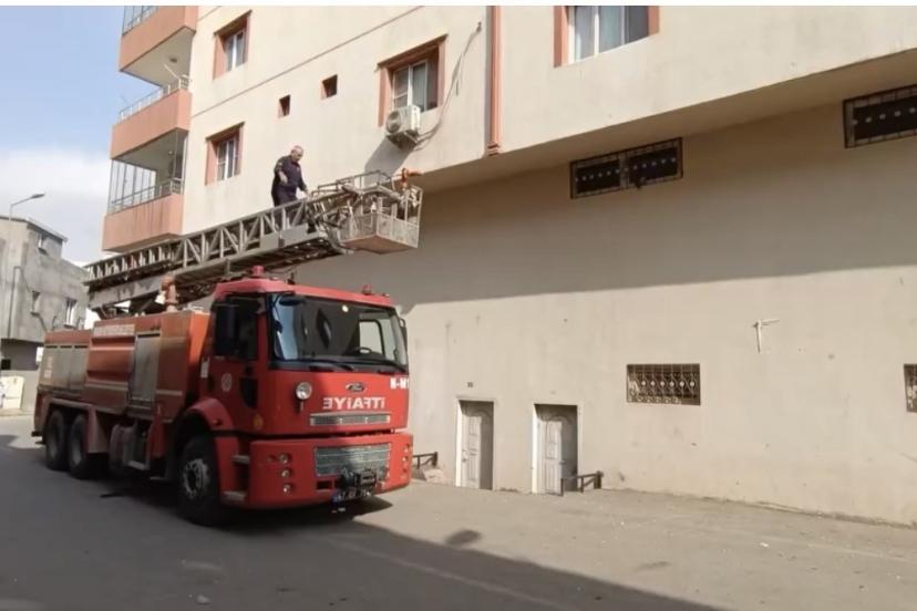 Demir korkulukta sıkışan güvercini itfaiye kurtardı