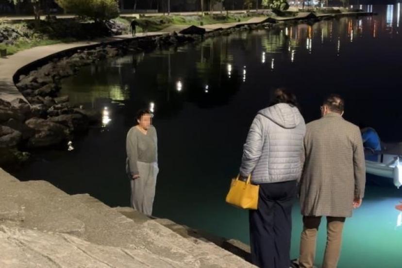 Denize atlamak isteyen genç kızı anne ve babası ikna etti