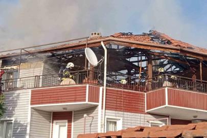 Denizli’de bir binanın çatısından başlayan yangın korkuttu; 5 kişi ekipler tarafından kurtarıldı